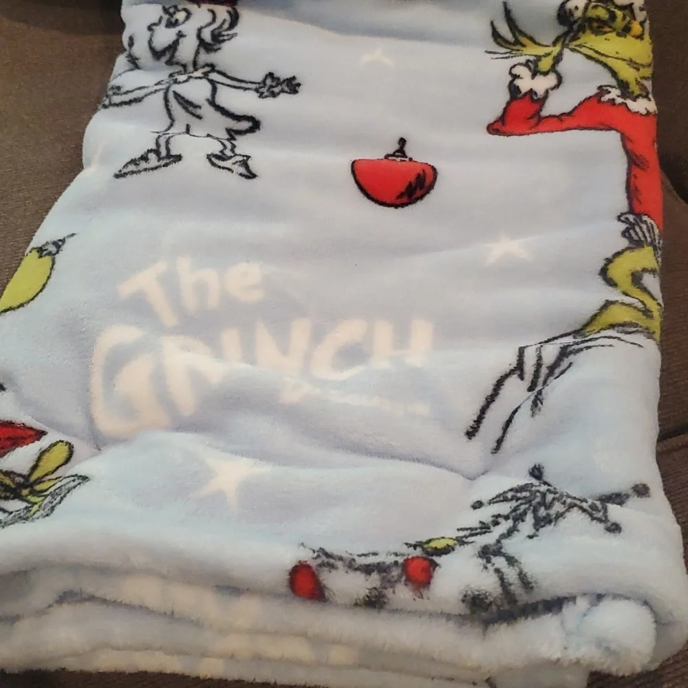 Viral The Grinch Whoville Christmas Throw Blanket-NWT